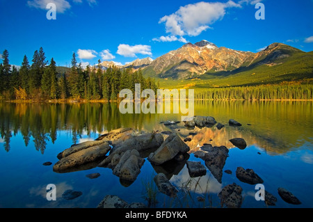 Pyramid Mountain reflektiert im Pyramid Lake im Jasper Nationalpark, Alberta, Kanada Stockfoto