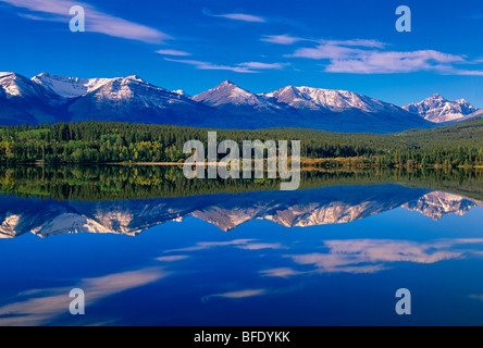 Pyramid Lake und Bergen südwestlich von Jasper (Indian Ridge Center), Jasper Nationalpark, Alberta, Kanada Stockfoto