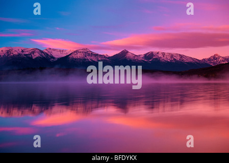 Bergen südwestlich von Jasper spiegelt sich im Pyramid Lake bei Sonnenaufgang, Jasper Nationalpark, Alberta, Kanada Stockfoto