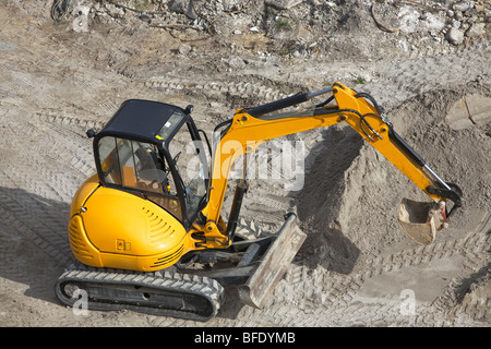 Erhöhte Ansicht der gelbe Mini-Bagger Stockfoto