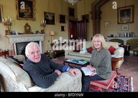 Johnny und Lucy Madden im Drawing Room des Hilton Park, irische Herrenhaus der Familie Madden Stockfoto