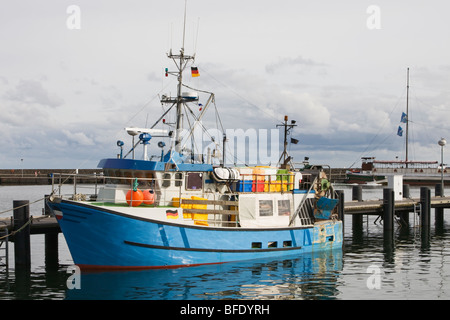 Blaue Kutter vertäut im Hafen von Sassnitz, Insel Rügen, Deutschland Stockfoto