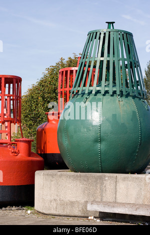 Seitliche Navigation Bojen an Land in Preston Marina Stockfoto