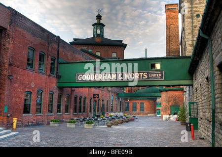 Café im Freien, Distillery District, Toronto, Ontario, Kanada Stockfoto