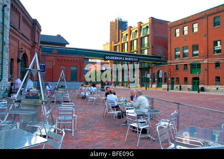 Kunden im Straßencafé, Distillery District, Toronto, Ontario, Kanada Stockfoto