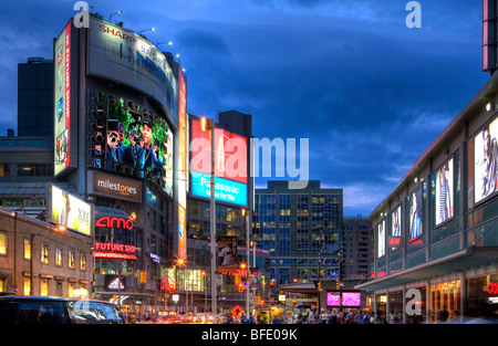 Belebten Ecke Yonge und Dundas Street, Toronto, Ontario, Kanada Stockfoto