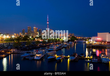 Im Stadtzentrum gelegenes Toronto gesehen von Ontario Place in der Nacht, Toronto, Kanada Stockfoto