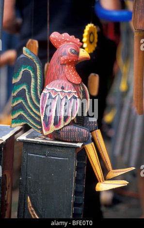 Hölzerne Hahn Figur auf CD-Box beim Musikfestival Stockfoto