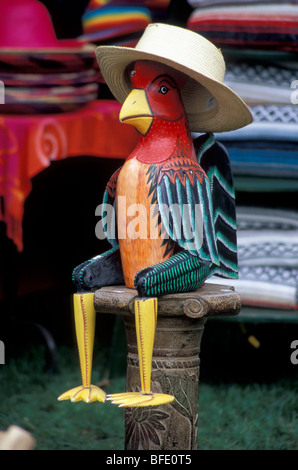 Hölzerne Hahn Figur mit Strohhut am Outdoor-Musik-Festival Stand Stockfoto