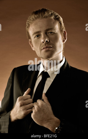 Halblängen Porträt eines Mannes im Anzug Stockfoto