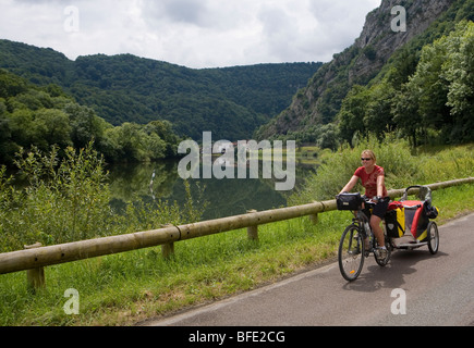 Radfahrer auf dem Treidelpfad entlang des Flusses Doubs, Teil des Trans-Europa-EuroVelo 6-Rad-route Stockfoto