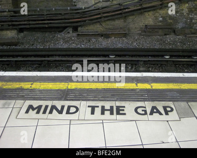 Dagegen Sie die Lücke Warnzeichen auf der Plattform mit der Londoner U-Bahn Stockfoto