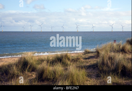 Offshore-Windenergieanlagen, Scroby Sands Bauernhof, gesehen von Caister, Norfolk, England Stockfoto