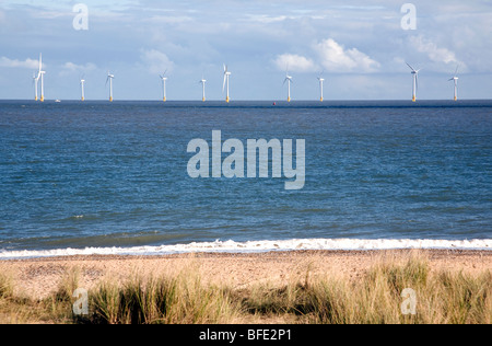 Offshore-Windenergieanlagen, Scroby Sands Bauernhof, gesehen von Caister, Norfolk, England Stockfoto