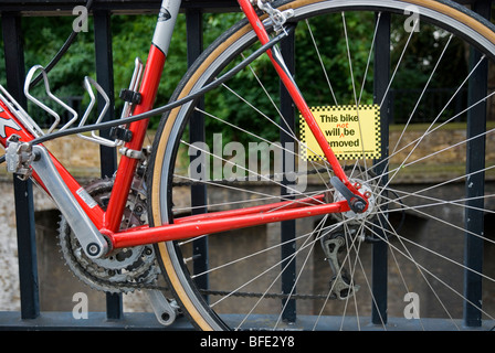 Fahrrad ist auf Geländer Zaun, Smithfield London England UK gesperrt. Stockfoto