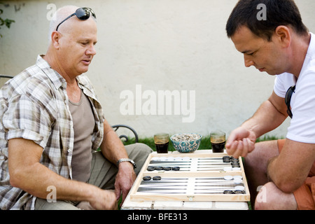 Zwei Männer spielen Backgammon Stockfoto, Bild: 26739859 - Alamy