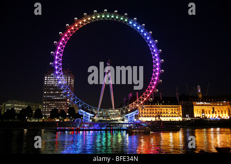 Millennium Wheel in London, England, beleuchtet in Regenbogen Lichter gay-Pride in London feiern Stockfoto
