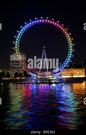 Millennium Wheel in London, England, beleuchtet in Regenbogen Lichter gay-Pride in London feiern Stockfoto