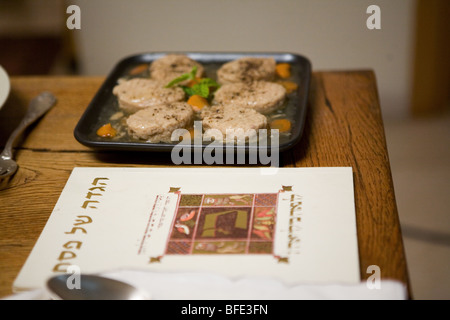 Haggada und Gefilte Fisch. Stockfoto