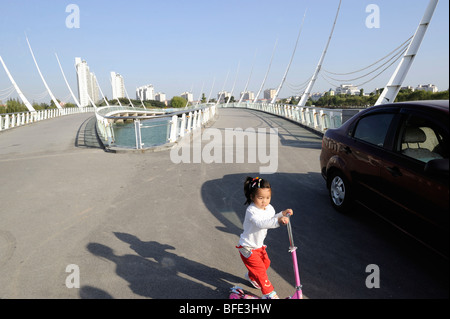 Ein kleines Mädchen spielen Skateboard in Songjiang am Stadtrand von Shanghai, China. 21. Oktober 2009 Stockfoto