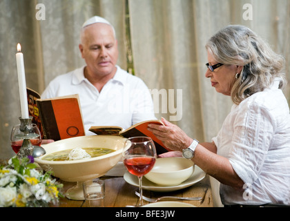 Älterer Mann und Frau liest der Haggada. Stockfoto