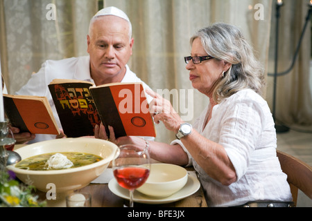 Älterer Mann und Frau liest der Haggada. Stockfoto