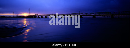 Panorama der Victoria Bridge bei Dämmerung, Heiliges Lawrence Fluß, Montreal, Quebec, Kanada Stockfoto