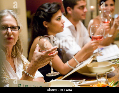 Ältere Frau am Seder-Abend. Stockfoto