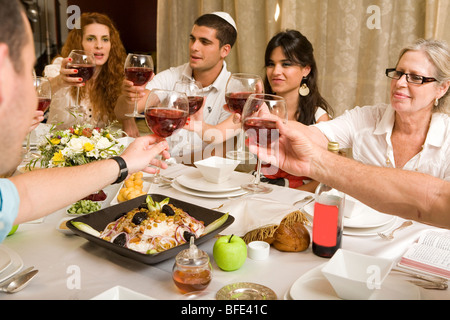 Familie an einem festlichen Tisch (Prost). Stockfoto