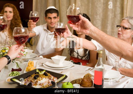 Familie an einem festlichen Tisch (Prost). Stockfoto