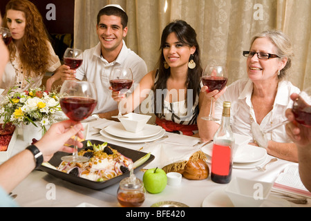 Familie an einem festlichen Tisch (Prost). Stockfoto