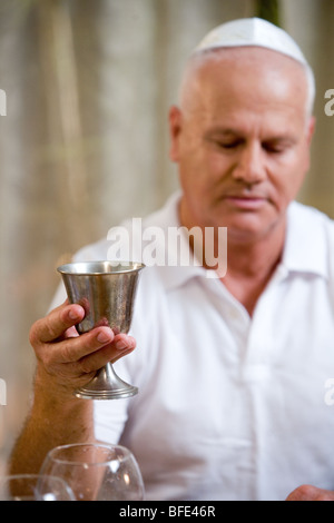 Mann mit Wein Silberpokal am Seder-Abend. Stockfoto