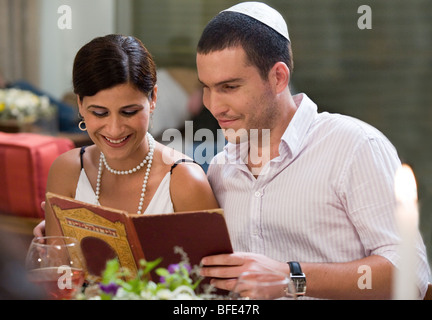 Mann und Frau liest der Haggada. Stockfoto