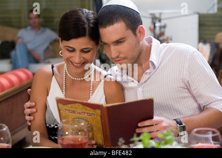 Mann und Frau liest der Haggada. Stockfoto