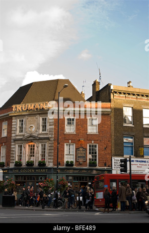 Menschen sind außerhalb der Kneipe Trumans The Golden Heart im East End, East London England UK Stockfoto