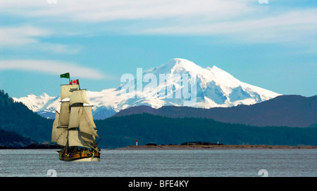 Mount Baker und Sidney Islandwith Lady Washington Segeln aus Saanich Peninsula auf Vancouver Island, British Columbia, Kanada Stockfoto
