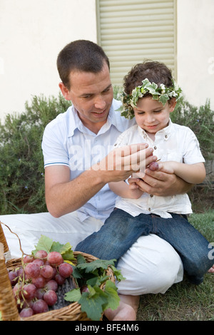 Wir feiern Schawuot mit ersten Früchte. Stockfoto