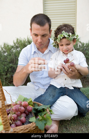 Wir feiern Schawuot mit ersten Früchte. Stockfoto