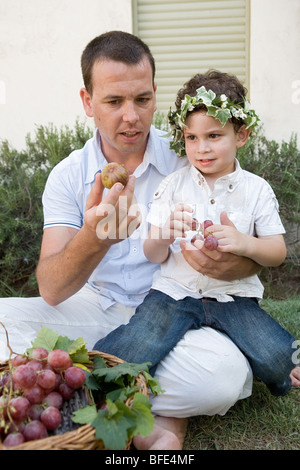 Wir feiern Schawuot mit ersten Früchte. Stockfoto