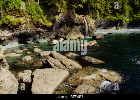 Ein Wasserfall in der Nähe von Sombrio Strand auf dem Juan de Fuca Marine Trail, Vancouver Island, British Columbia, Kanada Stockfoto