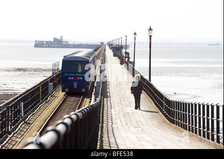 Southend Pier - der Sir John Betjeman-Zug, der längste Pier der Welt, macht sich auf die 1.33 Meilen lange Reise auf den Weg. Stockfoto