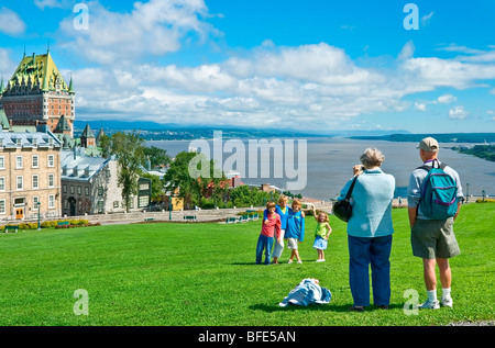 Erinnerungsfoto der Familie vor Chateau Frontenac und den St. Lawrence River, Quebec Stadt, Quebec, Kanada Stockfoto