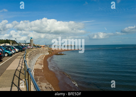 blauer Himmel mit weißen Wolke über das Meer und Strand mit Blick auf Pier, Teignmouth, Devon, England, uk Stockfoto