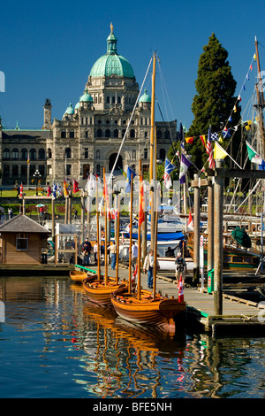 Victoriaâ€™ s Inner Harbour mit Parlamentsgebäude im Hintergrund, Victoria, Vancouver Island, British Columbia, Kanada Stockfoto