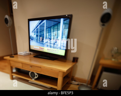 Flachbild-TV mit Surround-Sound. (Hinweis: Bild hat eine geringe Schärfentiefe). Stockfoto