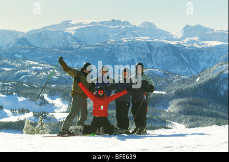 Ältere Erwachsene Skifahrer und Snowboarder, Mount Washington, Comox Valley, Vancouver Island, British Columbia, Kanada Stockfoto