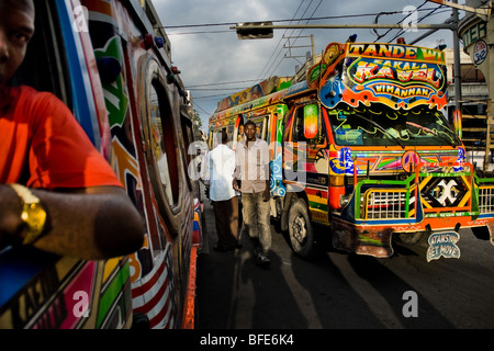 Tap-tap-Busse durch das Verkehrschaos in der Innenstadt von Port-au-Prince, Haiti. Stockfoto