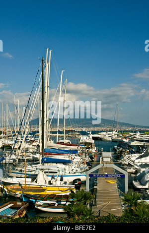 RYCC Reale Yacht Club Canottieri Savoia Pier, 1893 Landschaft mit Vulkan Vesuv aus Borgo Marinaro, Neapel, Kampanien, es Stockfoto