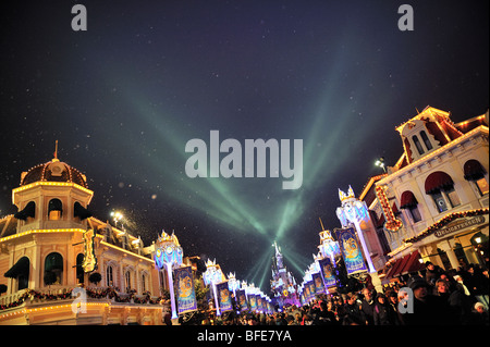 Main Street und Magic Kingdom Castle in Disneyland Paris bei Nacht Winter Weihnachtsbeleuchtung Stockfoto