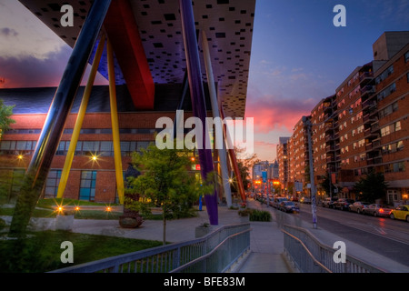 Einzigartige Architektur des Ontario College of Art und Design in der Abenddämmerung, Toronto, Ontario, Kanada Stockfoto